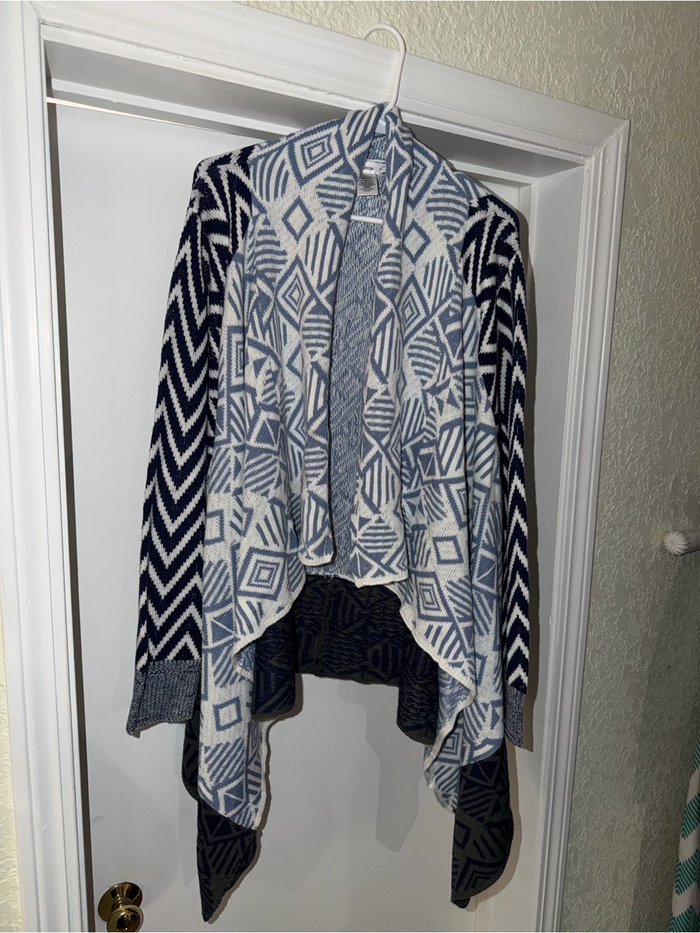 89th & Madison Geometric Open-Front Cardigan in Blue & White